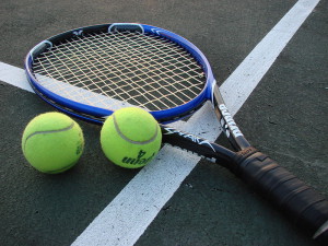 800px-Tennis_Racket_and_Balls